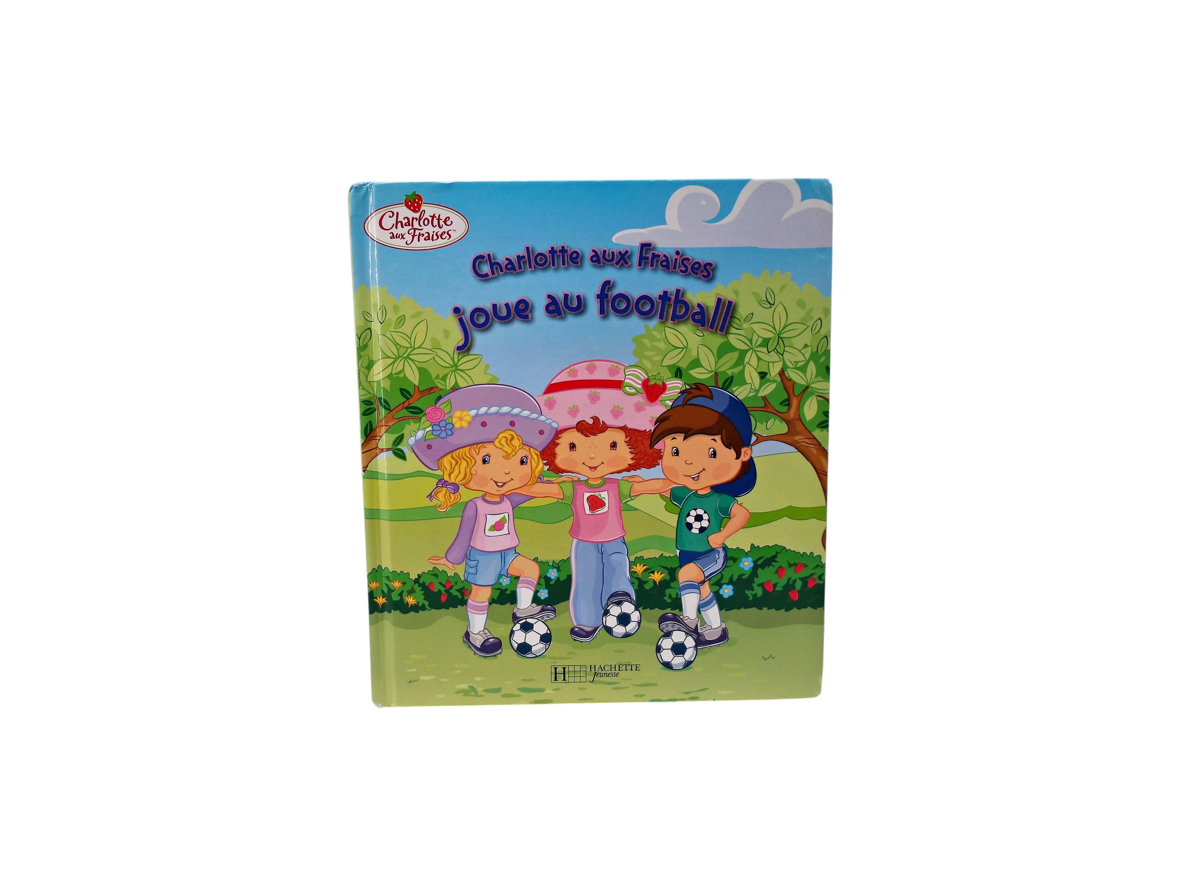 Charlotte aux Fraises joue au football