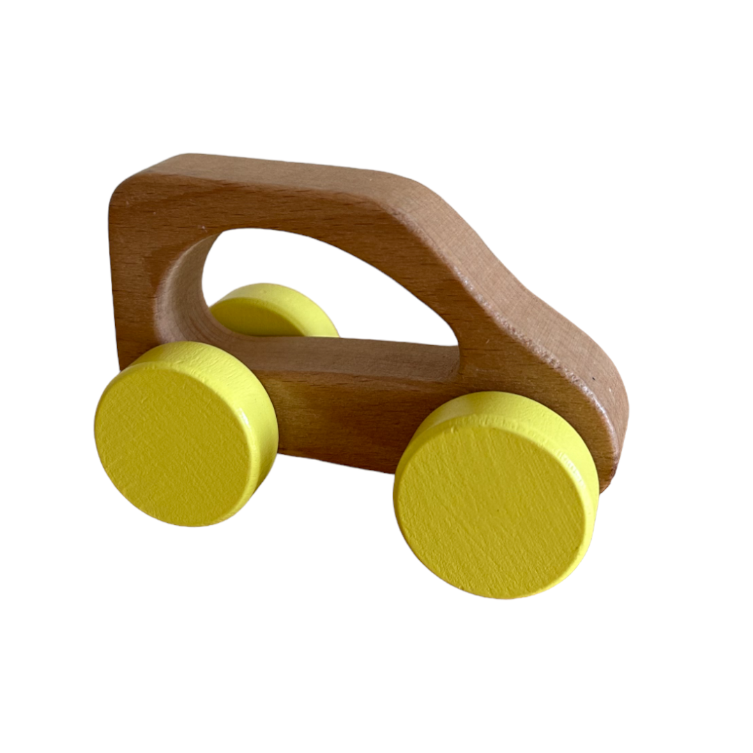 Petite voiture en bois roues jaunes