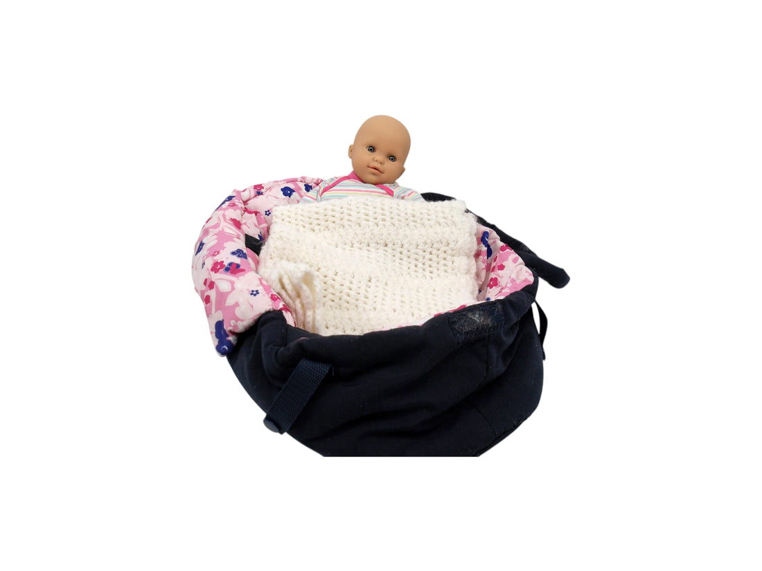 Poupée avec couverture et couffin