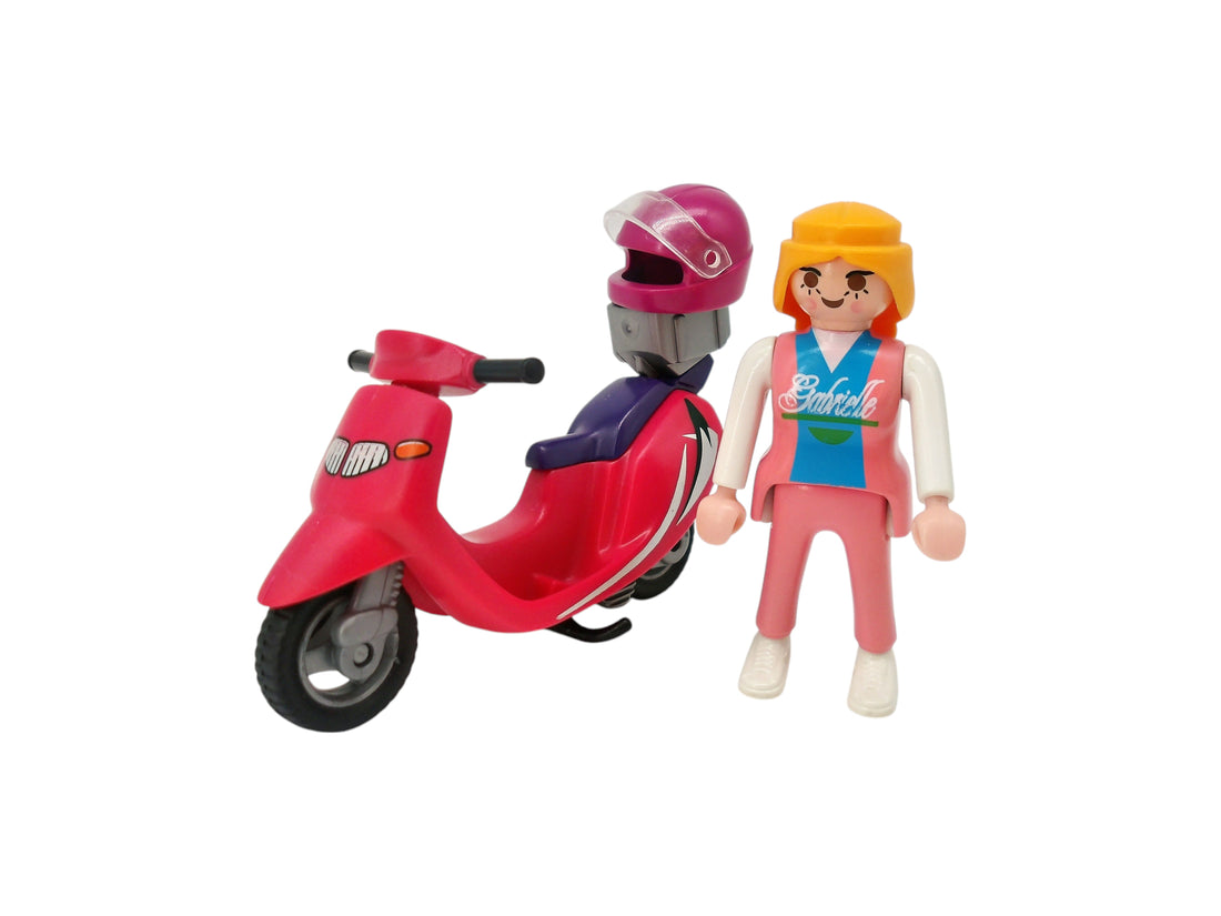 Scooter rose et sa conductrice