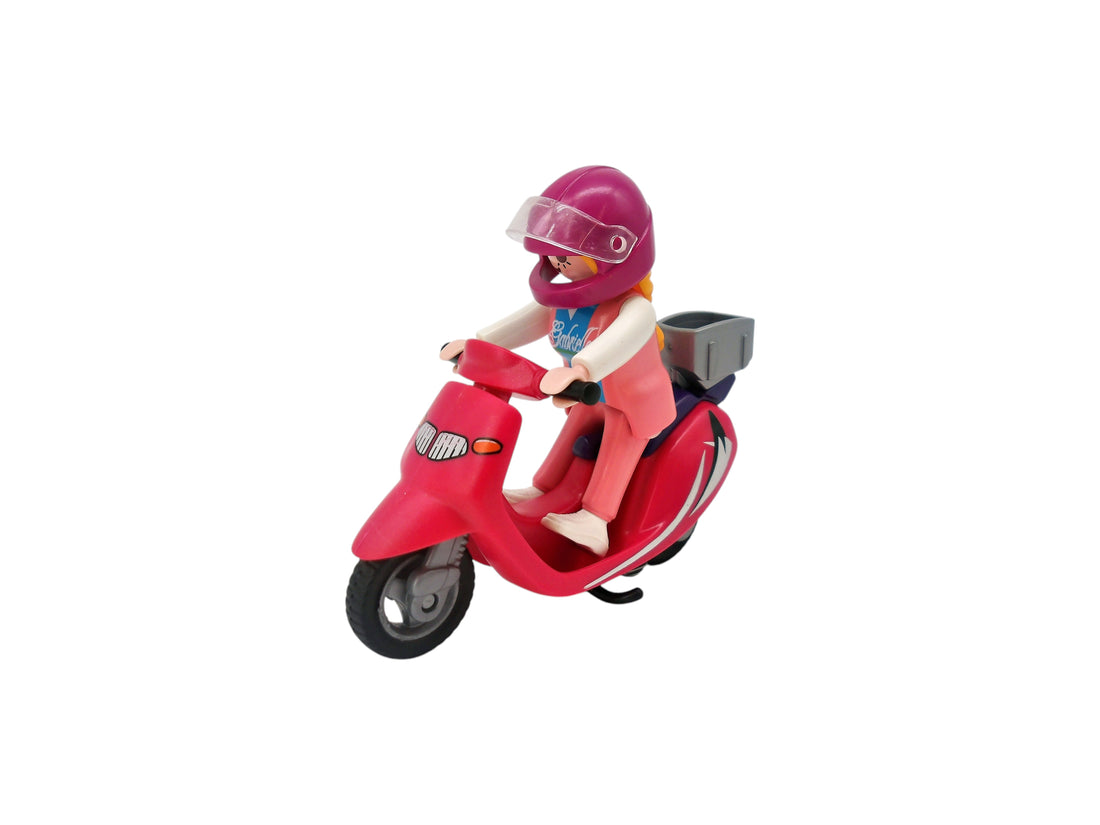 Scooter rose et sa conductrice