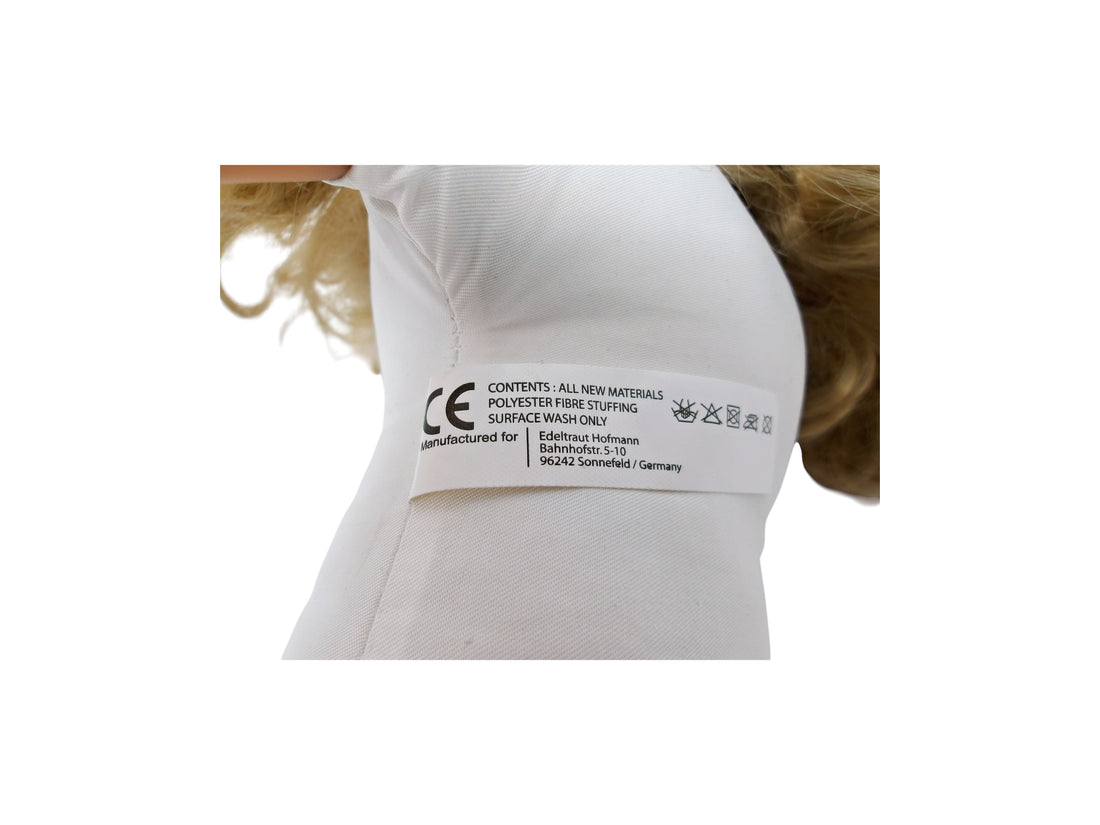 Poupée avec chevelure blonde