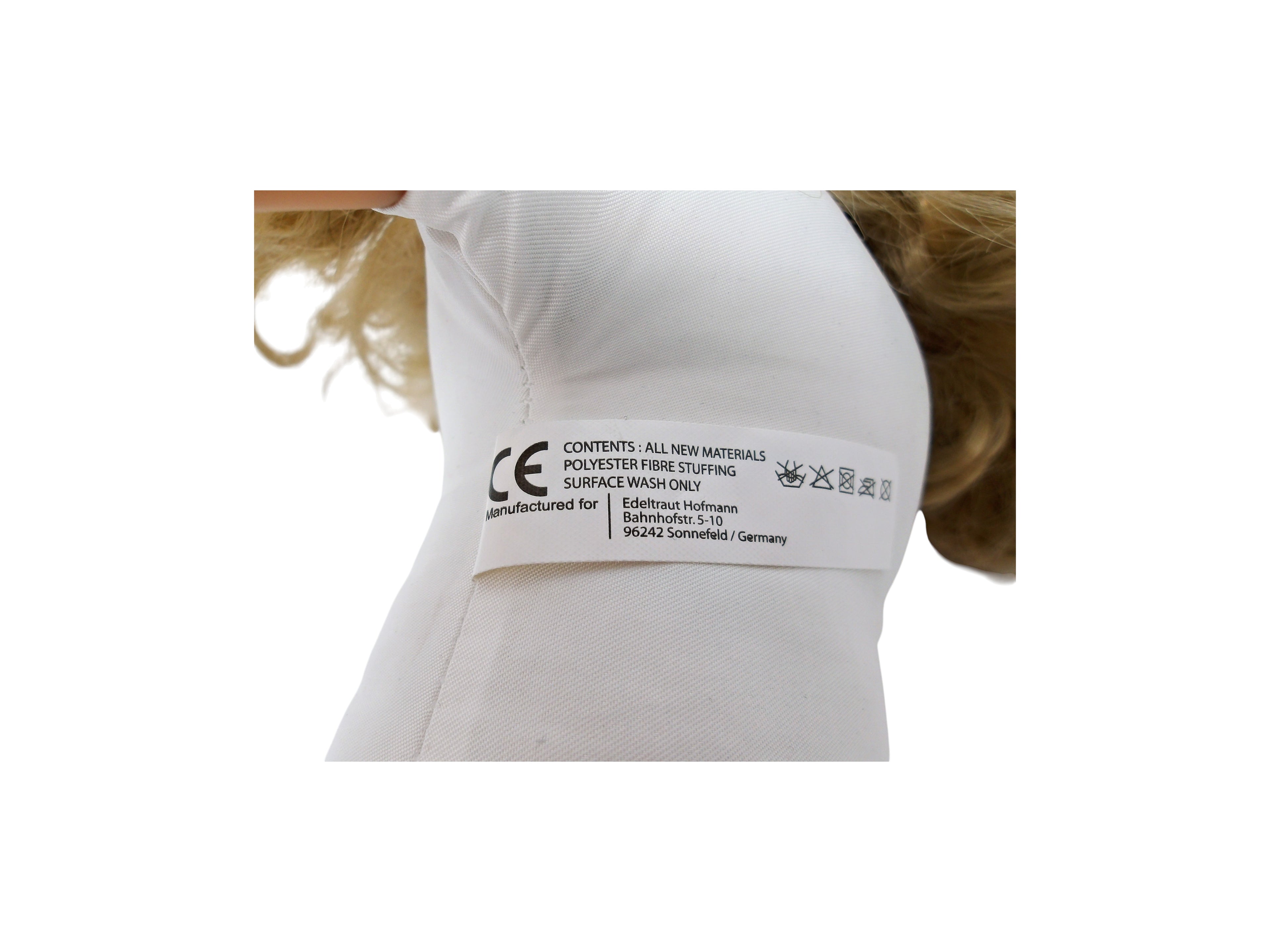 Poupée avec chevelure blonde