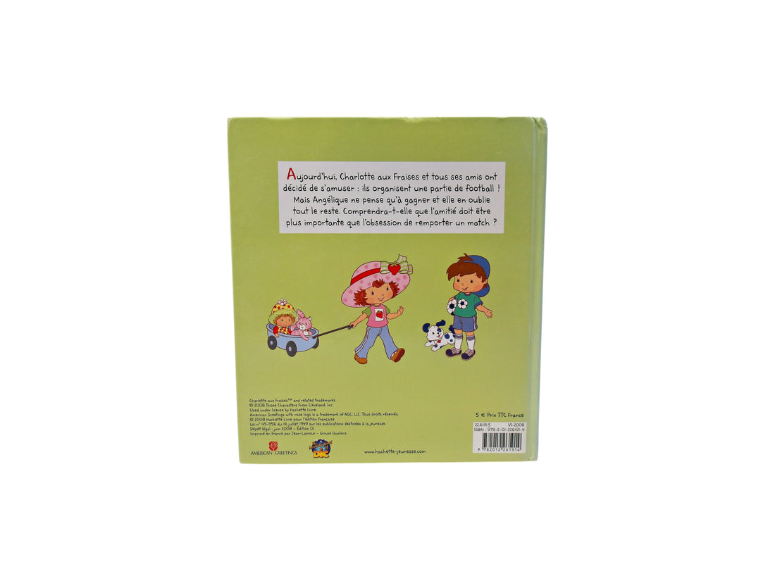 Charlotte aux Fraises joue au football 