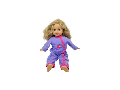 Poupée avec chevelure blonde